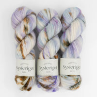 Sysleriget Alpaca Blow håndfarvet garn i farven Dream Sky.