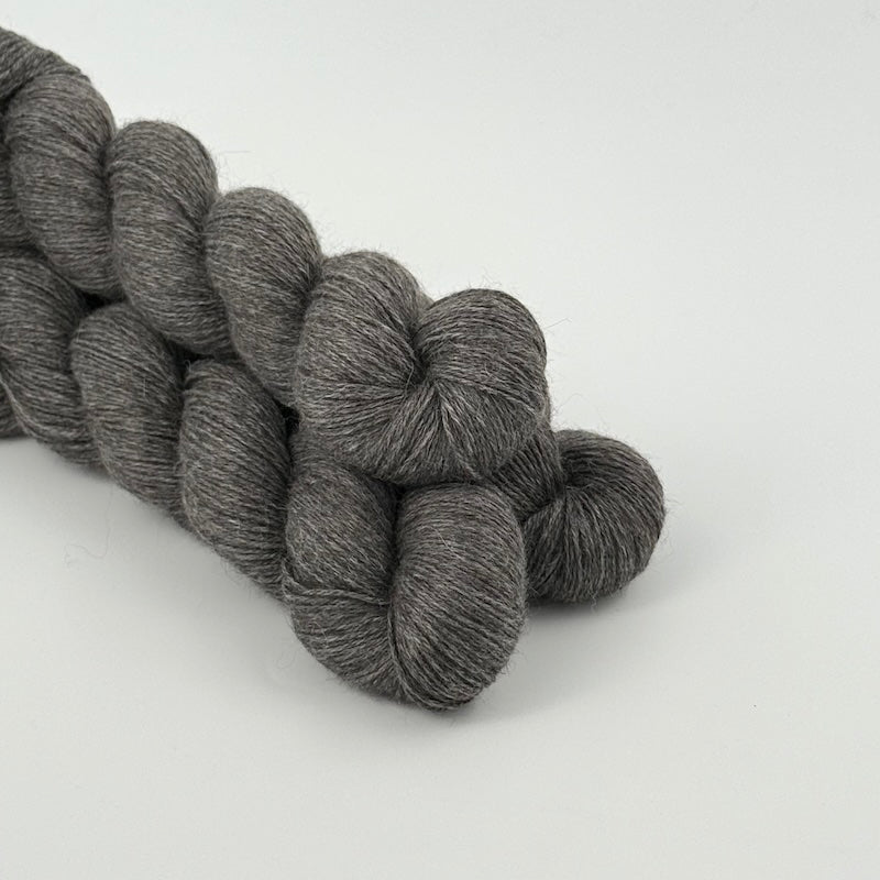 Sysleriget Deluxe Fingering | Ufarvet (granite)