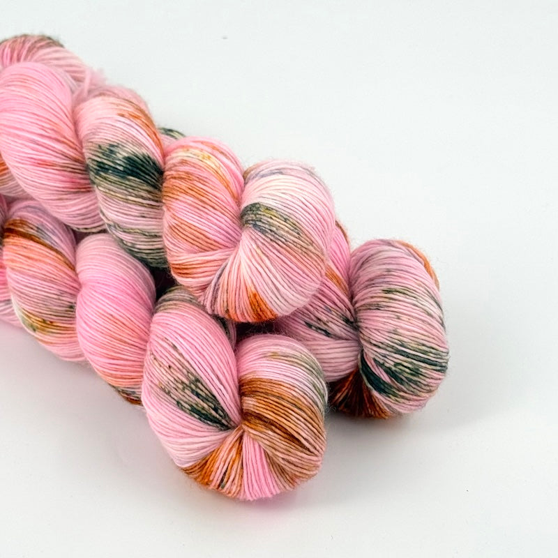 Sysleriget Singles | Lily Blooms