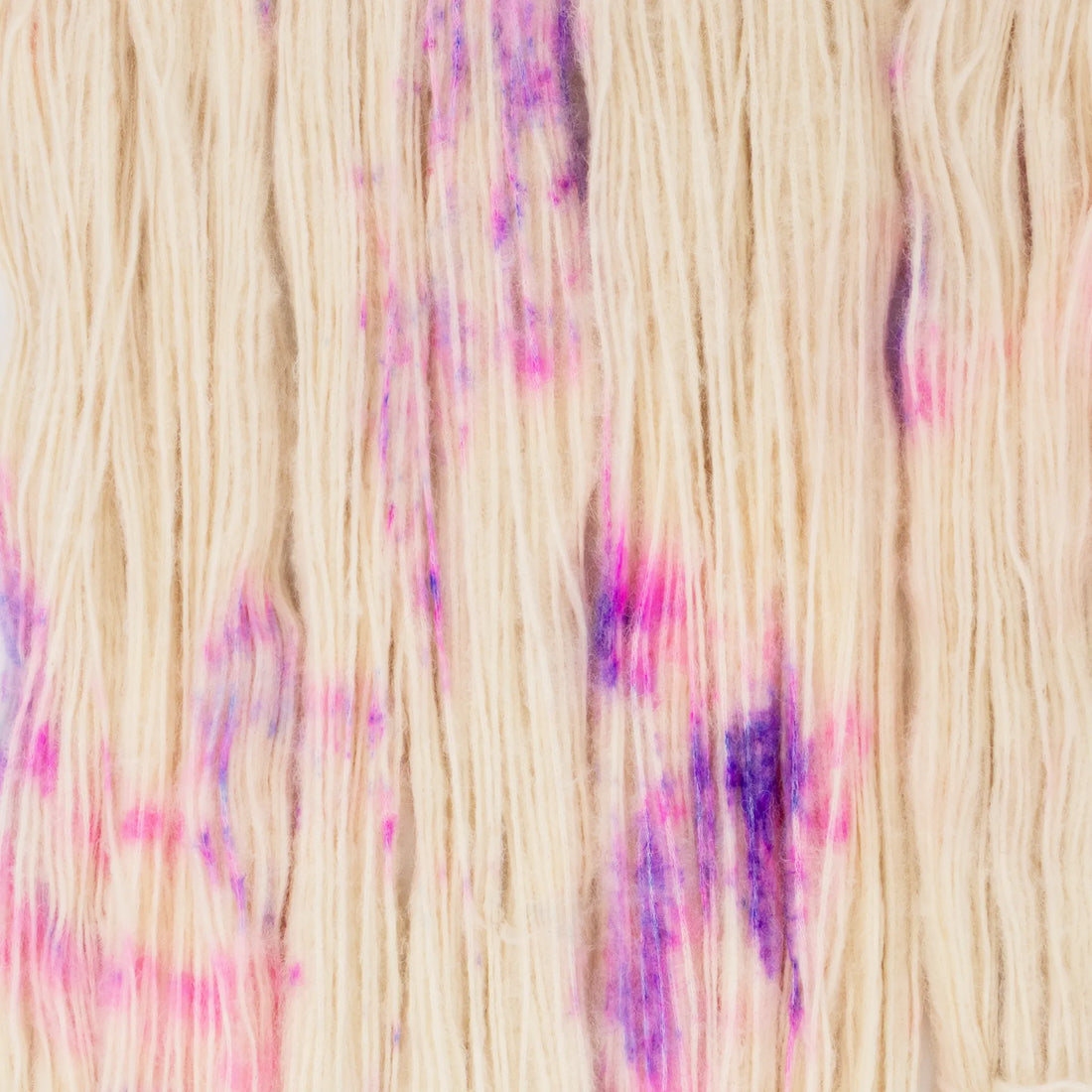 Sysleriget Alpaca Blow håndfarvet garn i farven Out of Bubblegum.