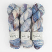 Sysleriget Alpaca Blow håndfarvet garn i farven Riverside.