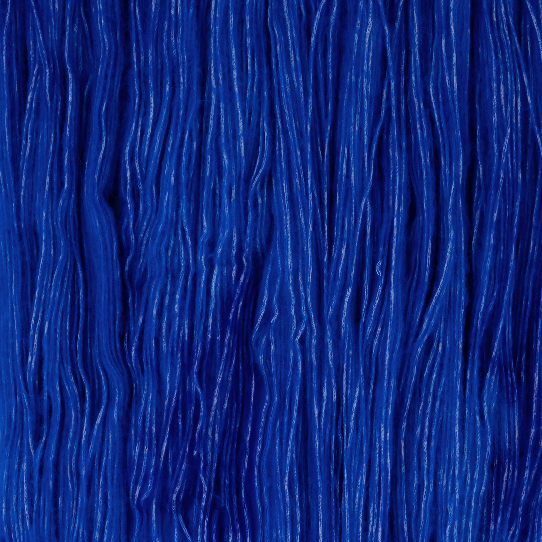 Sysleriget Alpaca Blow håndfarvet garn i farven True Blue.