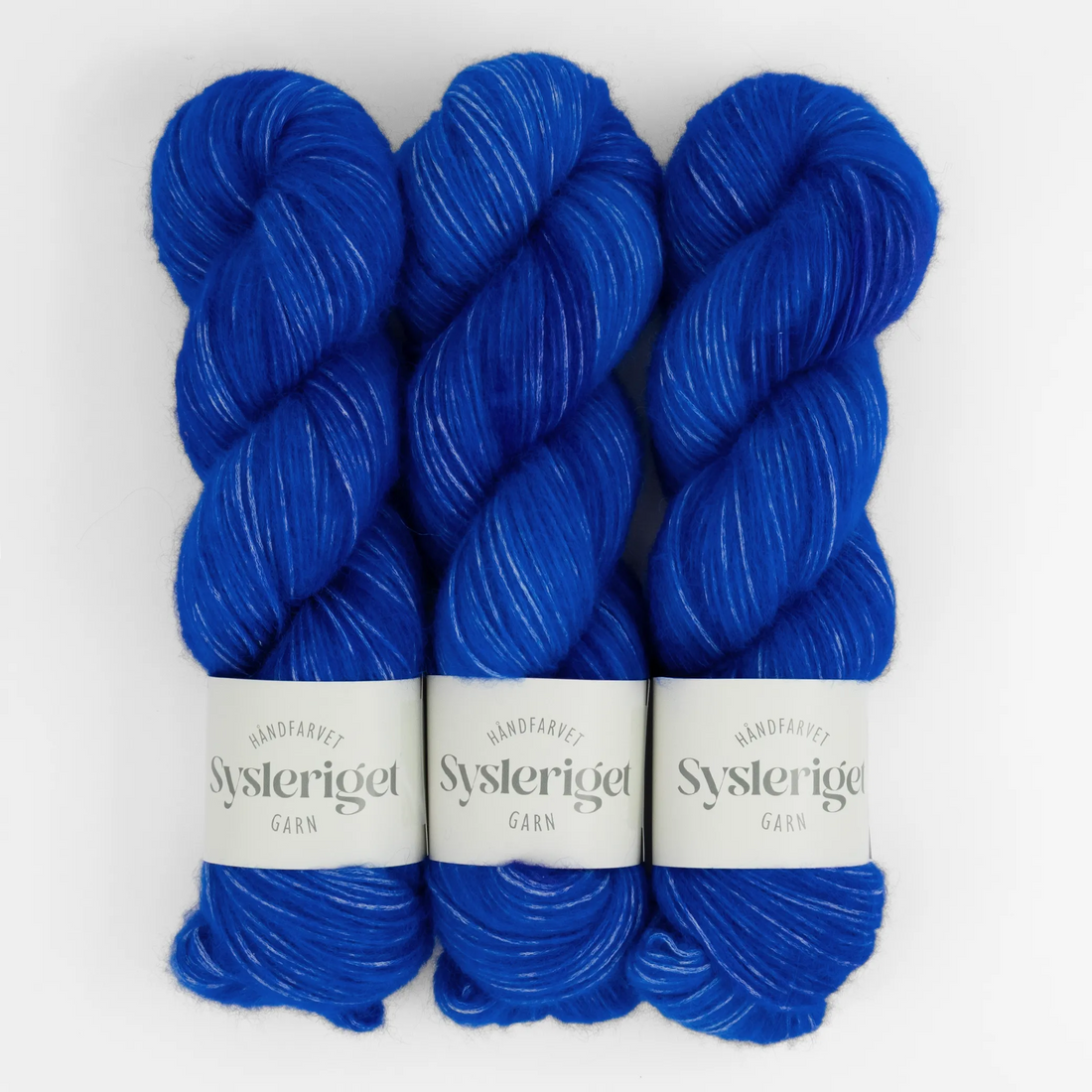 Sysleriget Alpaca Blow håndfarvet garn i farven True Blue.