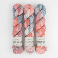 Sysleriget hand dyed yarn in single ply merino wool in the color 