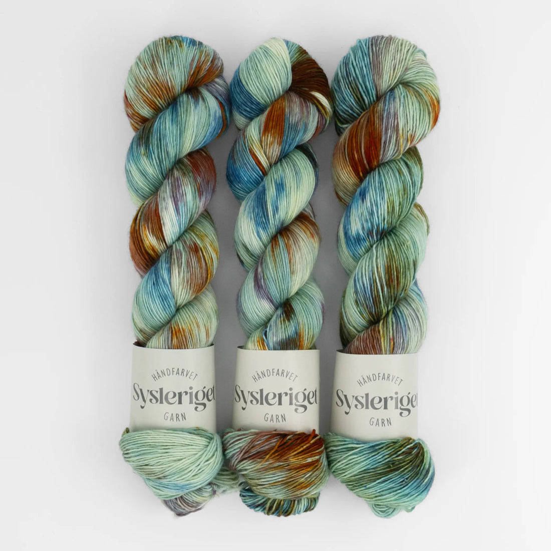 Sysleriget hand dyed yarn in single ply merino wool in the color Dover Beach.