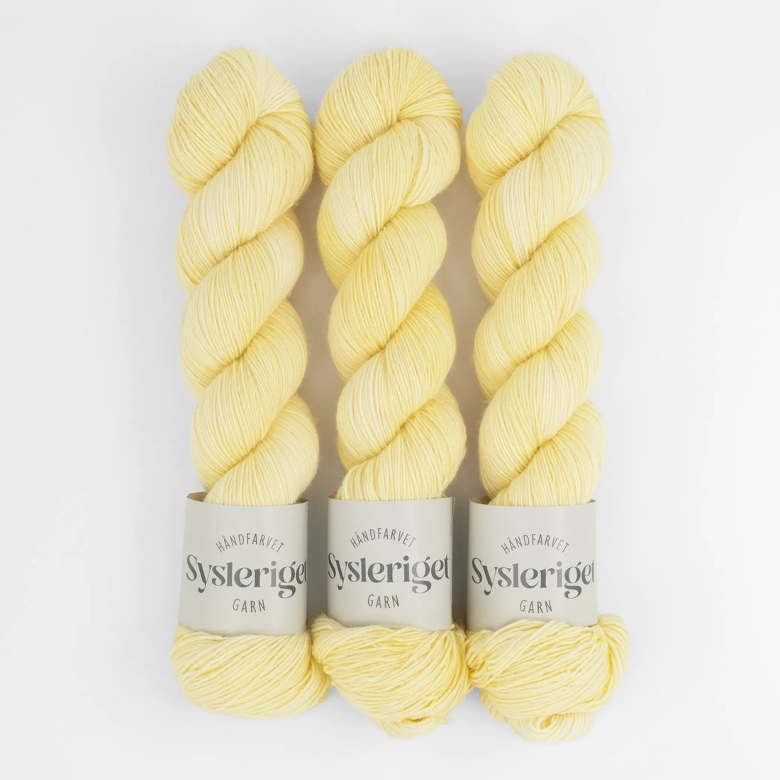Sysleriget hand dyed yarn in single ply merino wool in the color Limoncello.