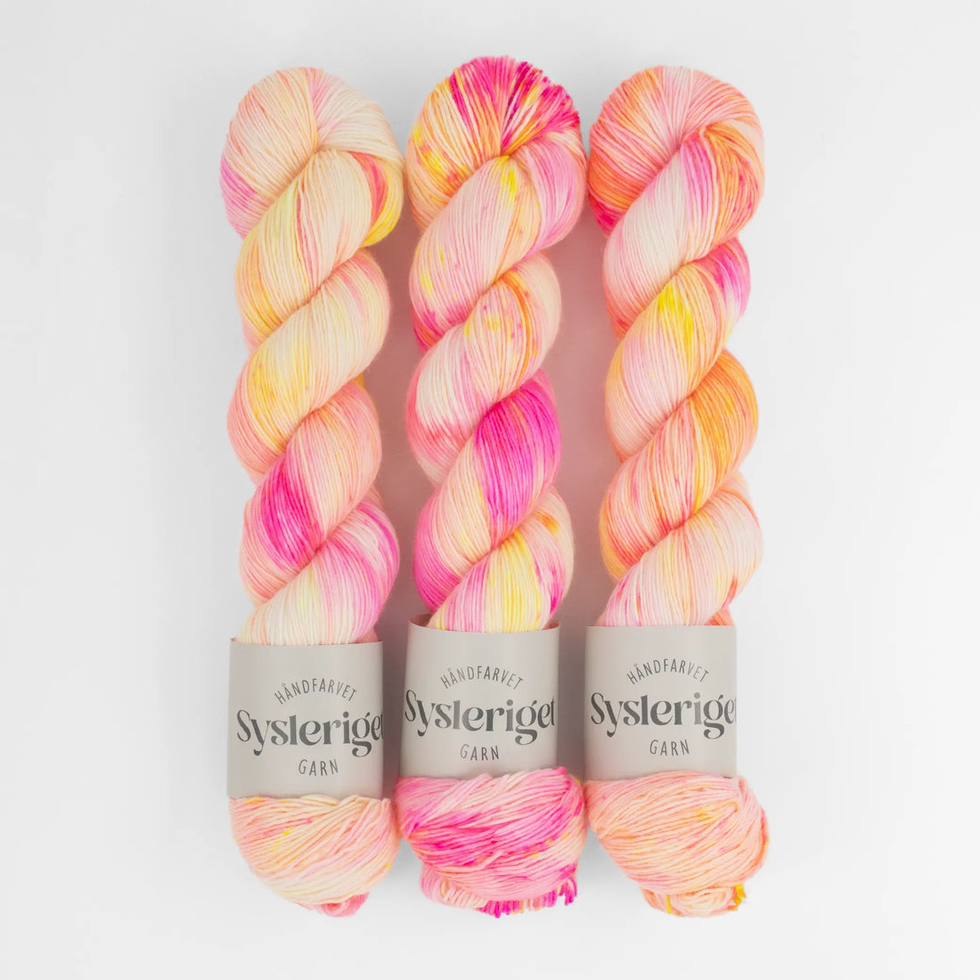Sysleriget hand dyed yarn in single ply merino wool in the color Lollipop.