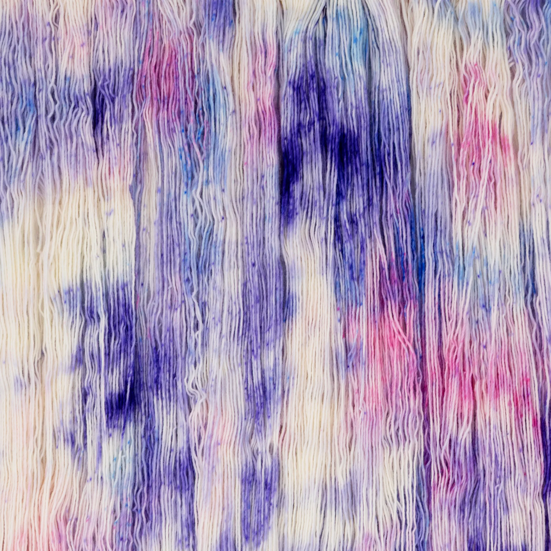 Sysleriget hand dyed yarn in single ply merino wool in the color 