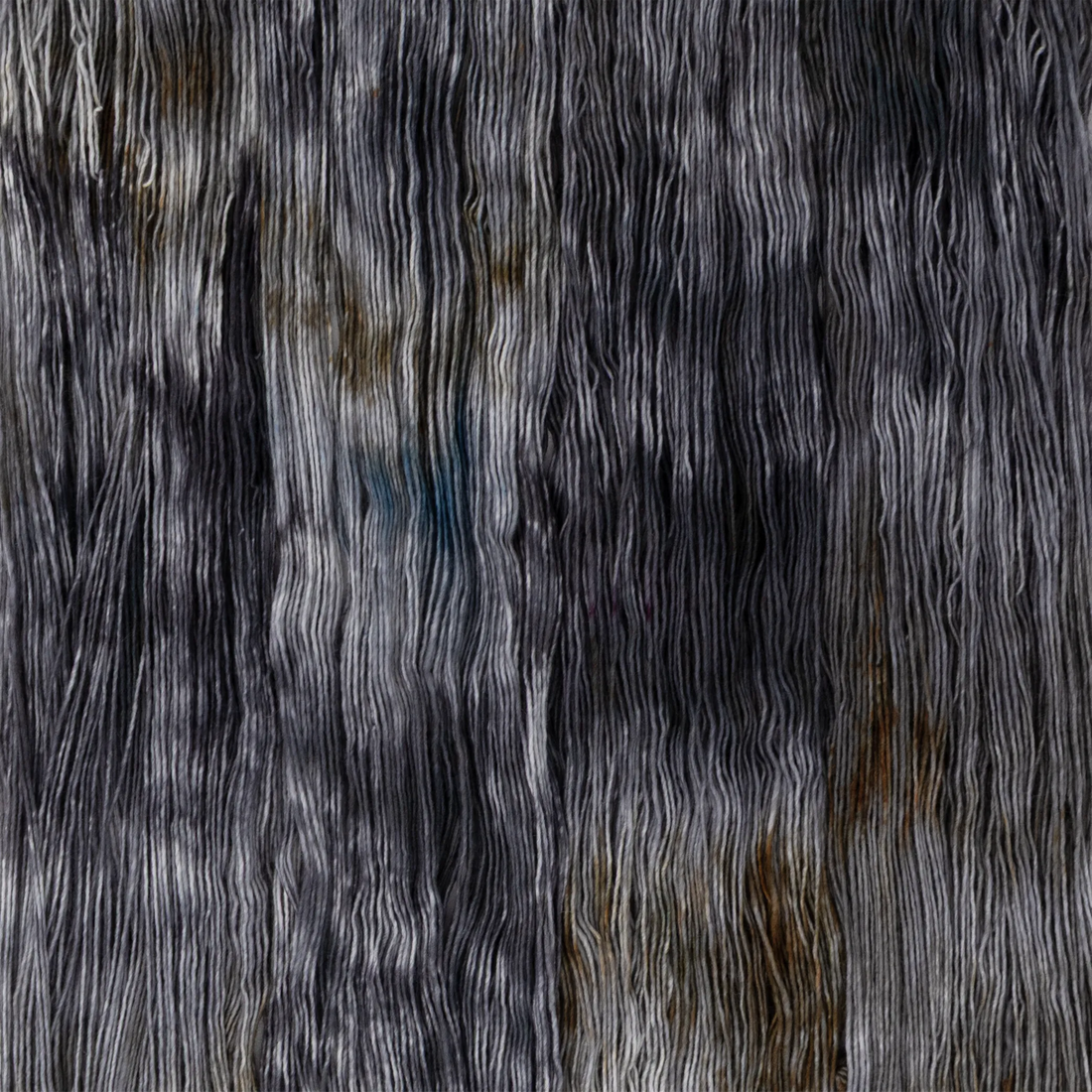 Sysleriget hand dyed yarn in single ply merino wool in the color Salt & Pepper.