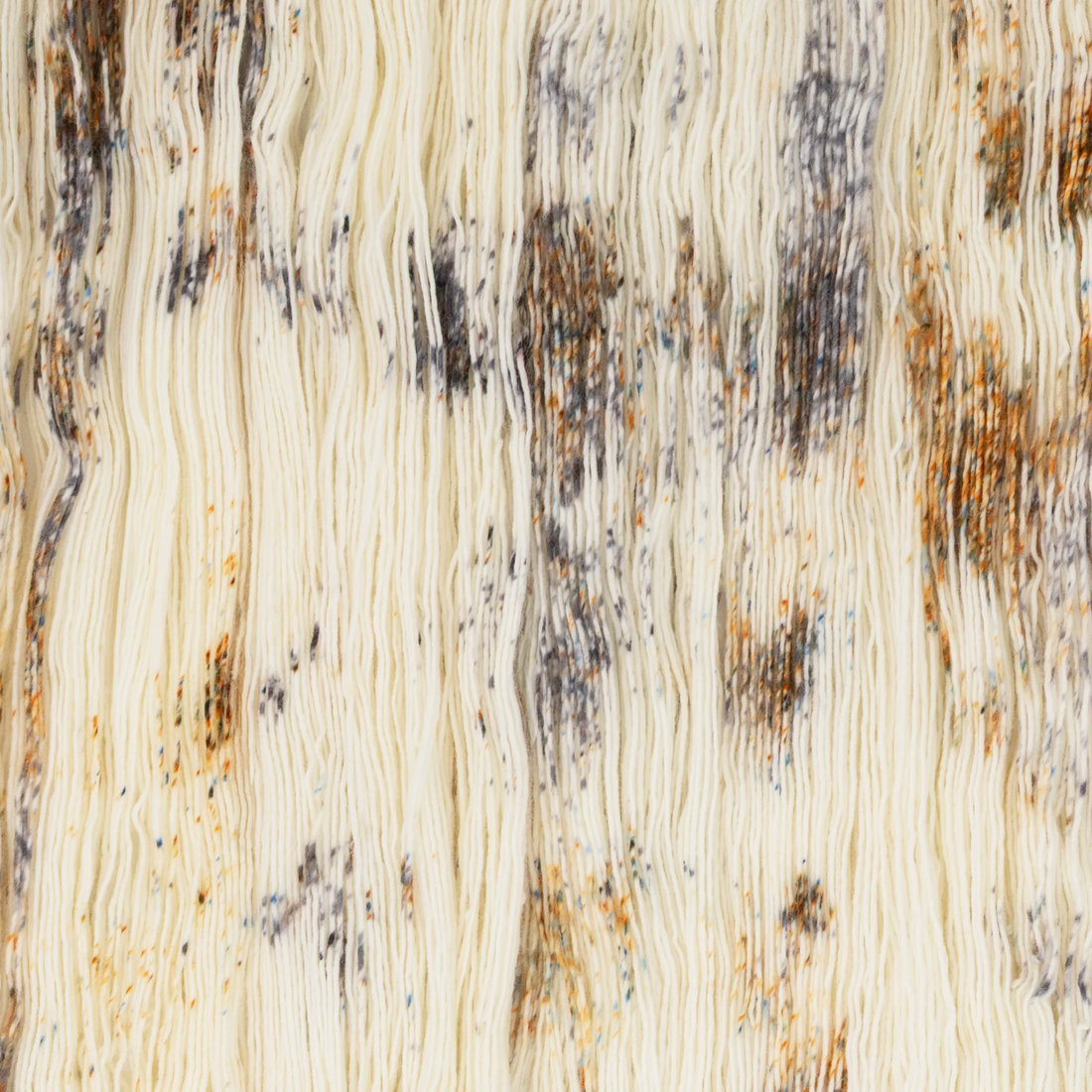 Sysleriget hand dyed yarn in single ply merino wool in the color Spekles 5.