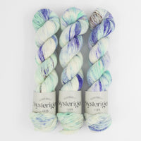 Sysleriget hand dyed yarn in single ply merino wool in the color 