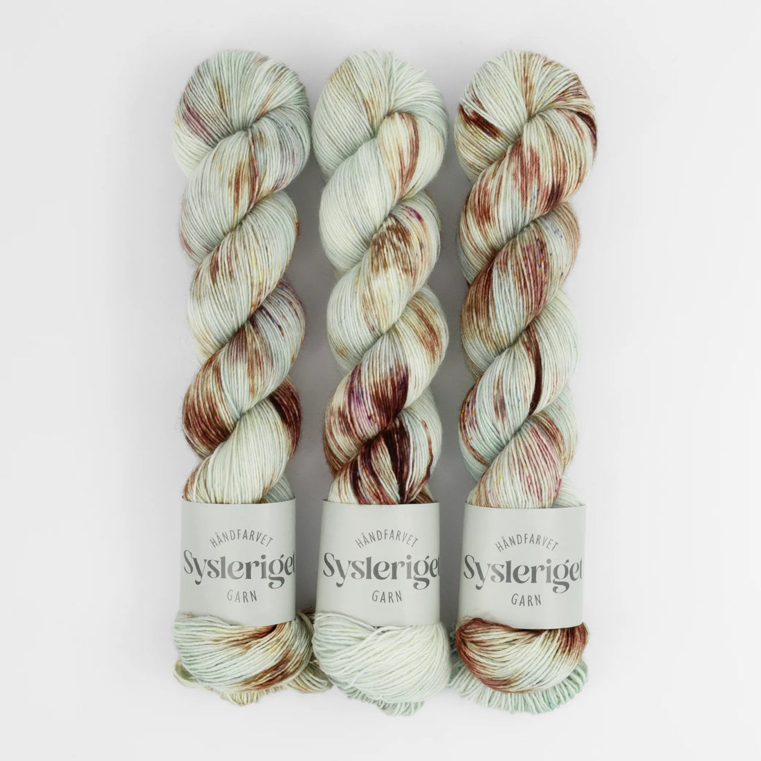 Sysleriget hand dyed yarn in single ply merino wool in the color The Bird.