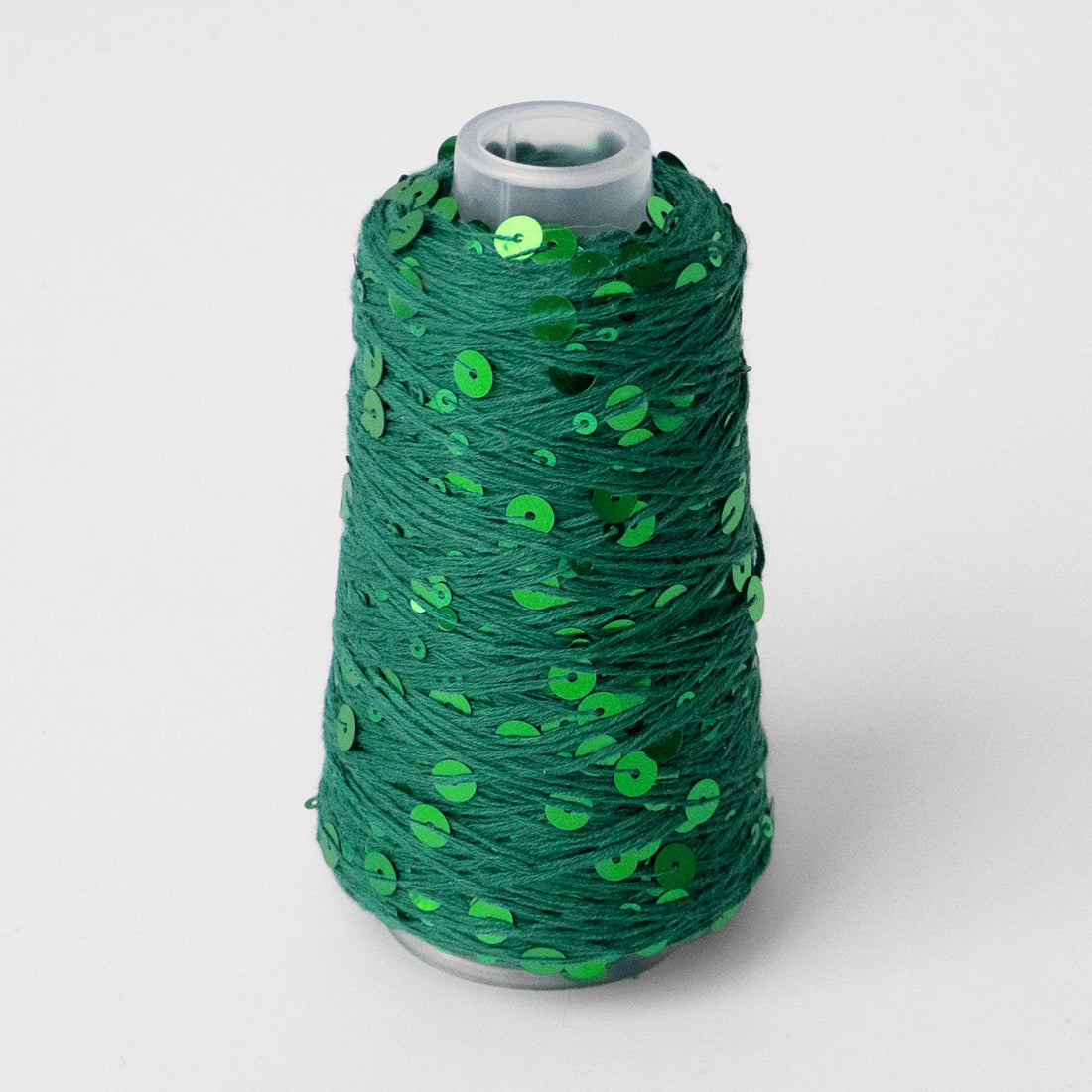 Sysleriget Sequins yarn on cotton base in the color 102 Grøn.