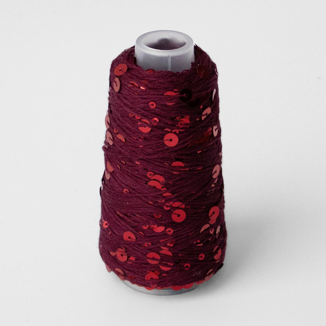 Sysleriget Sequins yarn on cotton base in the color 114 Mørk Rød.