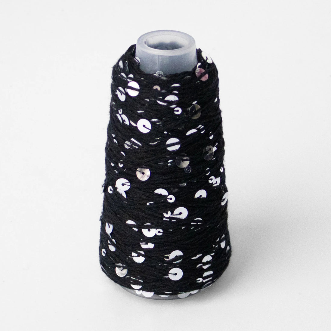 Sysleriget Sequins yarn on cotton base in the color 56 Sortsølv.